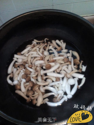 清炒海鲜菇的做法步骤：2
