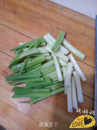 蒜苗炒蘑菇的做法步骤：3