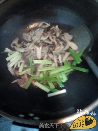 蒜苗炒蘑菇的做法步骤：7