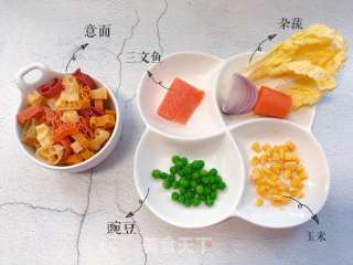 【宝宝辅食】三文鱼杂蔬意面的做法步骤：1