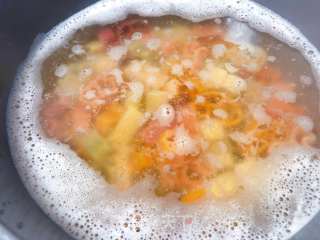 【宝宝辅食】三文鱼杂蔬意面的做法步骤：2