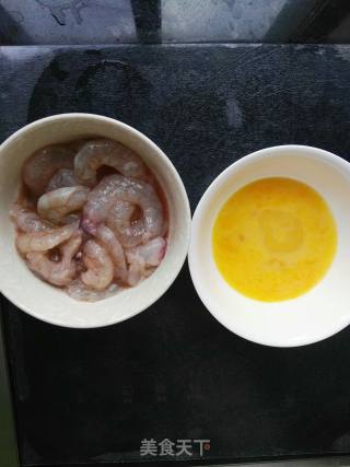 虾仁鸡蛋青菜炒面的做法步骤：1