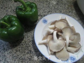秀珍菇炒灯椒的做法步骤：1