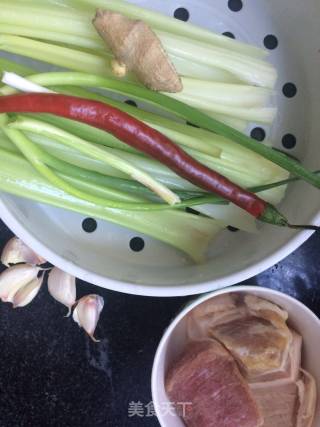芹菜炒肉的做法步骤：1