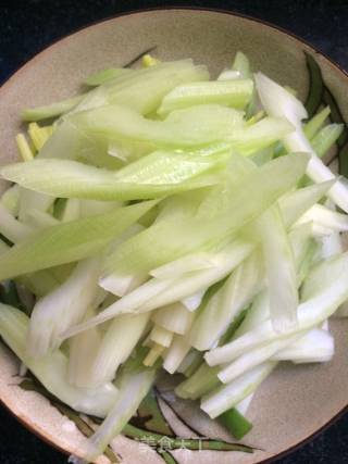 芹菜炒肉的做法步骤：2