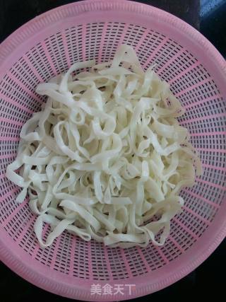 葱花鸡蛋炒河粉的做法步骤：1