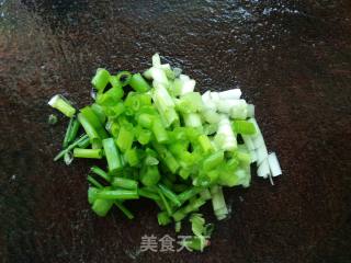 葱花鸡蛋炒河粉的做法步骤：2
