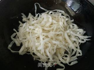 葱花鸡蛋炒河粉的做法步骤：5