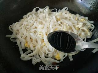 葱花鸡蛋炒河粉的做法步骤：6