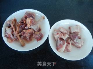 老鸭排骨四神汤的做法步骤：1