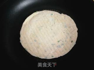 手抓饼卷大葱的做法步骤：1