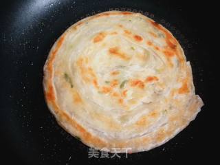 手抓饼卷大葱的做法步骤：2