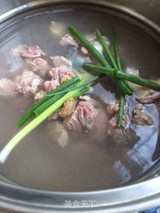 黄花番茄牛肉汤的做法步骤：2