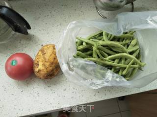 土豆炖西红柿豆角的做法步骤：1