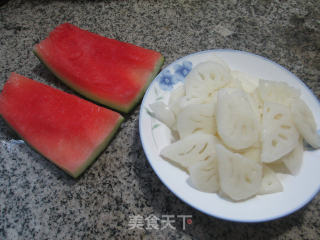 西瓜皮炒莲藕的做法步骤：1