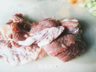 牛肉炖白萝卜的做法步骤：1