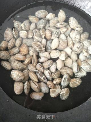 蒜香炒花甲的做法步骤：2