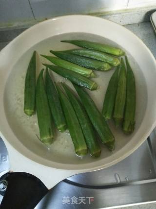 秋葵炒鸡蛋的做法步骤：2