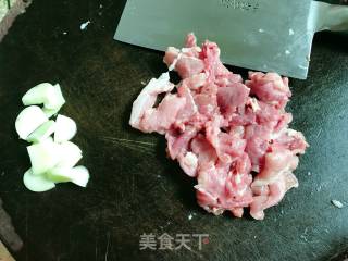 青椒炒肉片的做法步骤：1