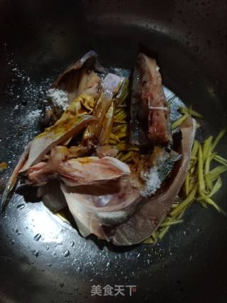 雄鱼头蒸粉丝的做法步骤：1