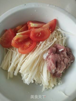 金针菇瘦肉汤的做法步骤：2