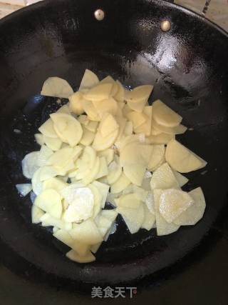 土豆回锅肉的做法步骤：4