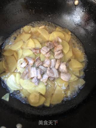 土豆回锅肉的做法步骤：5