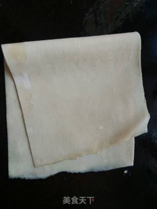 红萝卜千张炒火腿肠的做法步骤：1