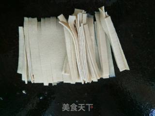 红萝卜千张炒火腿肠的做法步骤：2