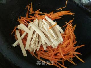 红萝卜千张炒火腿肠的做法步骤：8