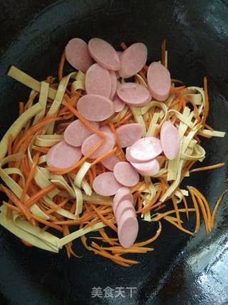 红萝卜千张炒火腿肠的做法步骤：11