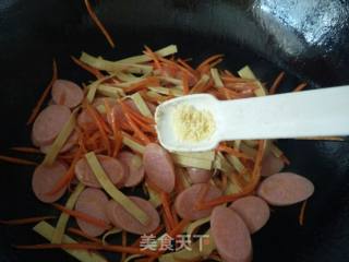 红萝卜千张炒火腿肠的做法步骤：13