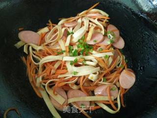 红萝卜千张炒火腿肠的做法步骤：14