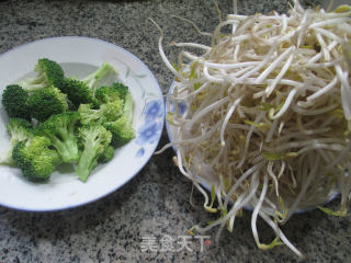西兰花炒绿豆芽的做法步骤：1