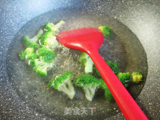 西兰花炒绿豆芽的做法步骤：2