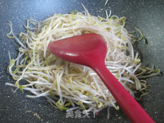 西兰花炒绿豆芽的做法步骤：3