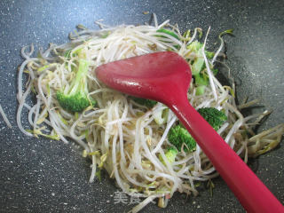 西兰花炒绿豆芽的做法步骤：4