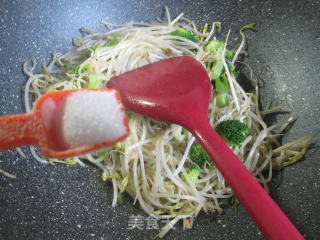 西兰花炒绿豆芽的做法步骤：5
