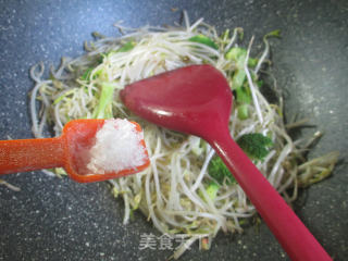西兰花炒绿豆芽的做法步骤：6