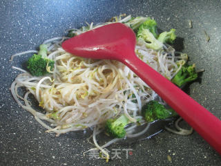 西兰花炒绿豆芽的做法步骤：7