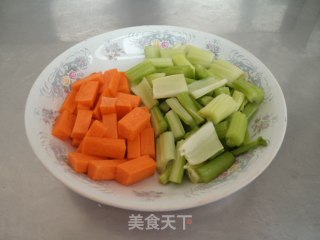 西芹炒胡萝卜的做法步骤：2