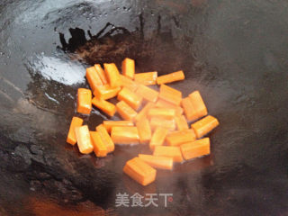 西芹炒胡萝卜的做法步骤：3