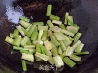 西芹炒胡萝卜的做法步骤：5