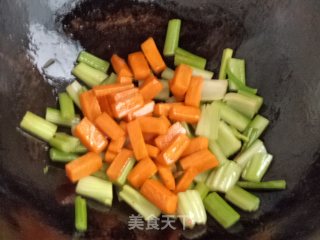 西芹炒胡萝卜的做法步骤：6