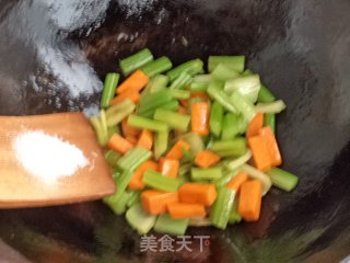 西芹炒胡萝卜的做法步骤：7
