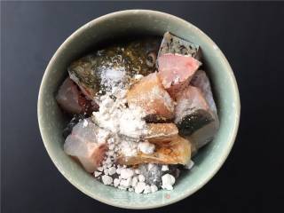 泡椒豆豉干烧鱼的做法步骤：2