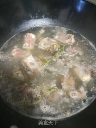 牛尾萝卜煲的做法步骤：1