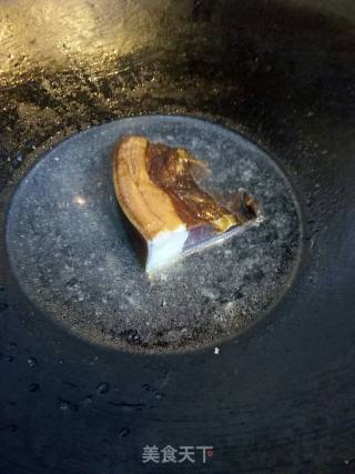 熏肉炒苦瓜的做法步骤：2