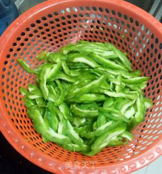 熏肉炒苦瓜的做法步骤：4