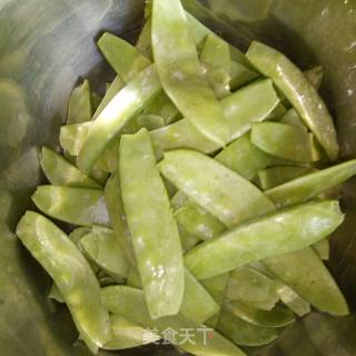荷兰豆炒腊肉的做法步骤：1